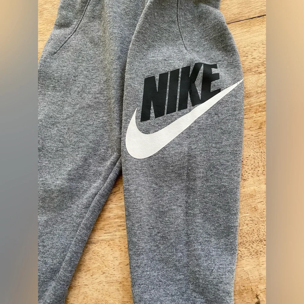 Nike Kids‎ Club Sz 4 XS Carbon Heather Logo Joggers
